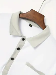 Detail van de grijze reverskraag en knopen op een wit slim-fit poloshirt