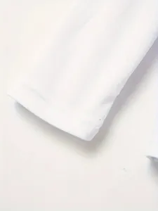 Macro detailopname van de manchet van een wit poloshirt met lange mouwen en stiksel