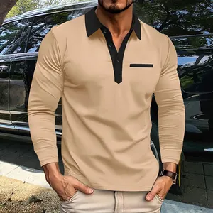 Detail van een heren polo met lange mouwen en zwarte contrastkraag in beige kleur