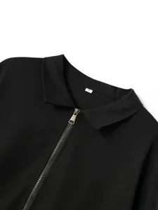 Primo piano della trama a nido d'ape nera e della zip di una giacca polo da uomo