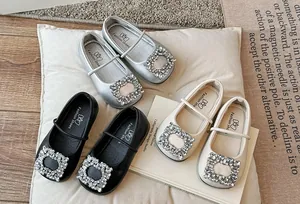 Detailopname van Franse stijl vierkante teen ballerina's met fonkelende strass-gespen