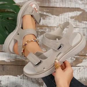 Modische graue Plateausandalen für Damen mit verstellbaren Klettverschlüssen für den Sommer