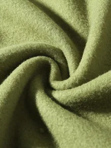 Hochauflösende Detailansicht der weichen, hochwertigen Textur von grünem Fleece-Stoff