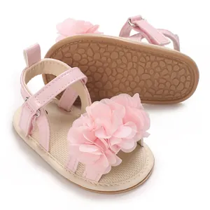Vista detallada de sandalias rosas para bebé con flores, suela antideslizante y velcro