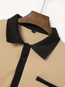 Detailopname van een heren polo met slim fit pasvorm, contrastkraag en knoopsluiting