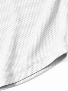 Dettaglio ravvicinato del tessuto a maglia traspirante di una canotta sportiva bianca