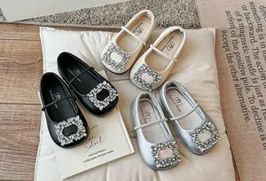 Drie paar ballerina's met strass-gesp in wit, zwart en zilverkleur.
