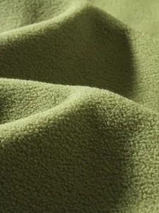 Nahaufnahme der weichen Textur des olivgrünen Polarfleece-Materials für Herren-Sweatshirts