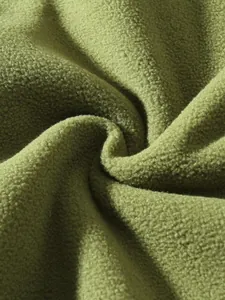 Detailansicht von weichem, grünem Polar-Fleece-Stoff mit warmer, flauschiger Textur