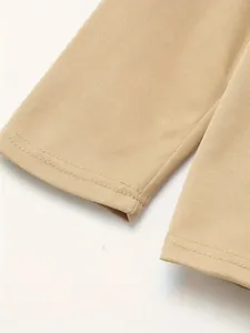 Detailopname van kaki piqué gebreide manchetten van een heren poloshirt