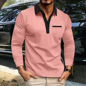 Detail van heren polo lange mouwen in roze met zwarte kraag en decoratieve zak