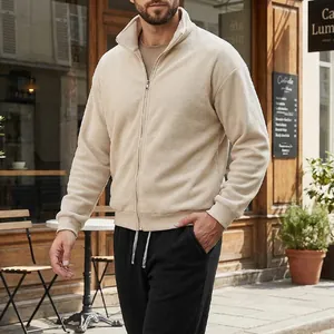 Minimalistische cremefarbene Herren-Fleecejacke mit Reißverschluss in Café-Ambiente