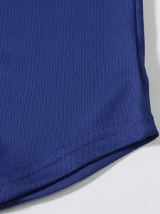 Dettaglio ravvicinato del tessuto mesh blu traspirante per canotta sportiva