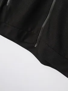 Dettaglio di una giacca nera in maglia a nido d'ape da uomo con zip in metallo