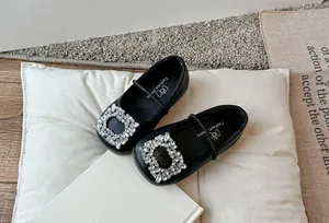 Bovenaanzicht van zwarte Franse ballerina's met een elegante vierkante strass gesp