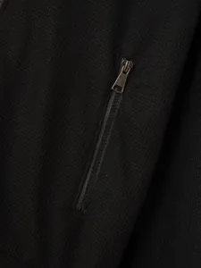 Primo piano del dettaglio tasca con zip su giacca da uomo in maglia a nido d'ape