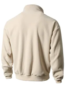 Detaillierte Rückansicht eines cremefarbenen Fleece-Sweatshirts für Herren im Herbst