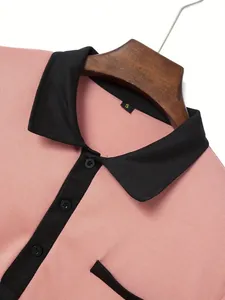 Detail van roze poloshirt voor heren met contrasterende zwarte kraag en sluiting