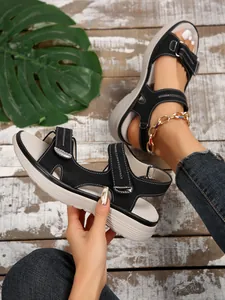 Detailansicht der schwarzen sportlichen Damen-Plateausandalen mit weißen Klettverschlüssen.