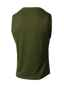 Vista posteriore di una canotta sportiva in mesh verde oliva da uomo per fitness