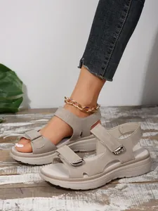 Detailansicht beige Plateau-Sandalen mit Klettverschluss und Metallschnalle