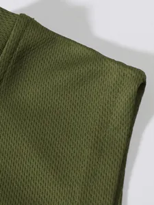 Macro dettaglio della trama del tessuto a maglia traspirante verde per canotta sportiva da uomo.