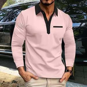 Roze herenpolo met lange mouwen, contrasterende zwarte kraag en detail van nepzak