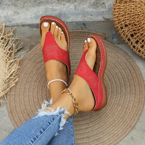 Sandalias de dedo rojas para mujer con diseño de mariposa y cómoda plataforma de cuña.
