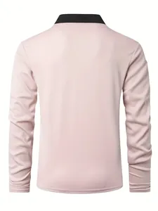 Achteraanzicht van een roze polo met lange mouwen en ademende mesh-stoftextuur