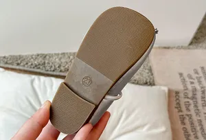 Detailweergave van de duurzame zachte rubberen zool van een zilveren ballerina-schoen