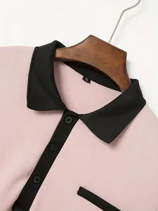 Gedetailleerd overzicht van roze herenpoloshirt met zwart contrastkraagje en piqué stof.