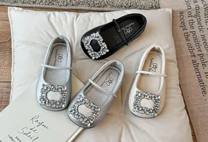 Elegante kinderballerina's met vierkante neus en fonkelende strass-gespen in drie kleuren.
