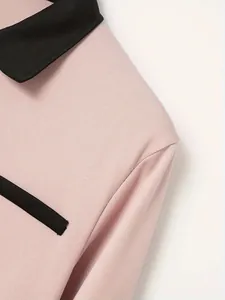 Detailopname van roze poloshirt met zwart contrasterende kraag en neppe zakdetail