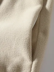 Makroaufnahme des weichen Fleece-Stoffs und Taschendetails des Herren-Freizeitsweatshirts.