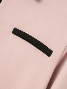 Detailopname van roze herenpoloshirt met decoratieve zwarte neproszakafwerking
