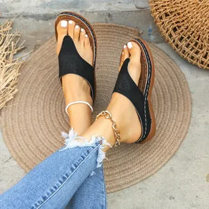 Vista detallada de sandalias de plataforma negras para mujer con diseño de mariposa