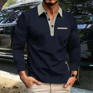 Detail van navy poloshirt voor heren met beige contrastkraag en een moderne slim fit pas.