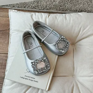 Elegante zilveren ballerina's voor meisjes met vierkante neus en fonkelende strass-gespen
