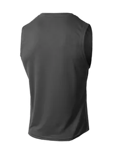 Vista dettagliata del retro di una canotta sportiva da uomo in mesh traspirante grigio scuro