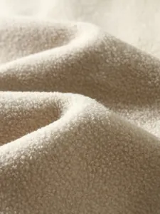 Detailansicht der weichen, cremefarbenen Polar-Fleece-Stofftextur für Herren-Sweatshirts.