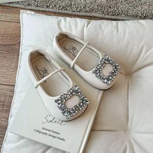 Franse crème ballerina's met vierkante neus en elegante strass-gesp