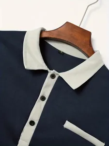 Detailopname van een donkerblauw poloshirt met grijze contrastkraag en knoopsluiting.