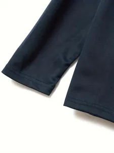 Detail van de duurzame stiksels op de manchet en zoom van een ademend navy poloshirt.