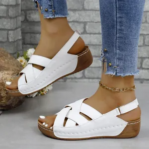 Sandales à talons compensés en similicuir blanc avec brides croisées et semelle plateforme