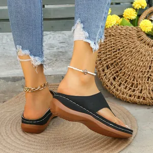 Elegantes chanclas de mujer con suela gruesa, mariposa grabada y costuras blancas