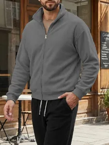 Lässige graue Fleecejacke für Herren mit Stehkragen in einem schicken Straßencafé
