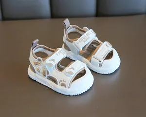 Sandali bianchi comodi per neonati con design a punta chiusa e suole morbide antiscivolo