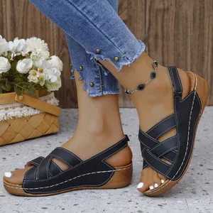 Sandales compensées noires pour femmes avec semelle plateforme et brides croisées