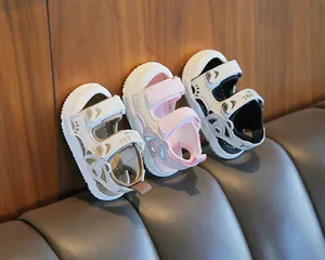 Primo piano di sandali chiusi per neonati in tre colori diversi per bambini di 1-3 anni.