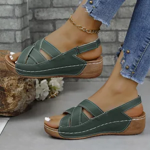 Sandales à talons compensés vert foncé avec brides croisées et semelle épaisse pour été
